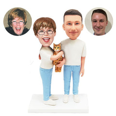 customised bobbleheads figures couple holding a pet with smile