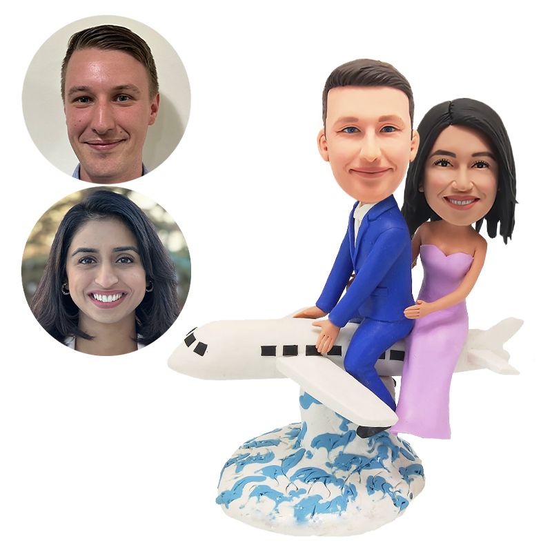 customised bobbleheads figures couple sitting on a plane