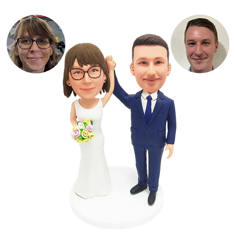 customised bobbleheads figures wedding couple holding hands up